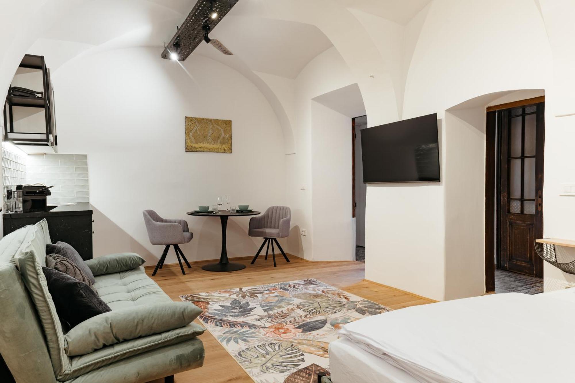 Main Square Apartments & Rooms Марибор Экстерьер фото